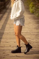 Botas de cuero negro con elástico a los lados, suela de cuero y forro de cuero vacuno.