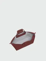 Bolso de viaje de gran tamaño, modelo Le Pliage One de Longchamp, en color marrón. Presenta el diseño icónico de la marca con solapa de cuero, asas cortas y cierre de cremallera superior.
