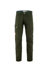 Pantalón de jean color verde oscuro, de corte recto, con bolsillos laterales con solapa y logo de la marca en el muslo.