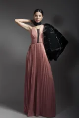 Vestido de fiesta largo color rosa con escote en V y breteles finos. Presenta detalle de volado en la cintura y falda plisada.