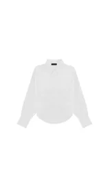 Camisa de manga larga confeccionada en popelina de algodón. Presenta un diseño de corte recto con cuello clásico, cierre frontal oculto y puños anchos con botón.