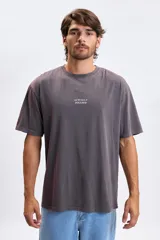 Remera de manga corta con efecto lavado, color violeta oscuro, de corte holgado y cuello redondo. Presenta un estampado pequeño con el texto 'ACTUALLY FOCUSED' centrado en el pecho.