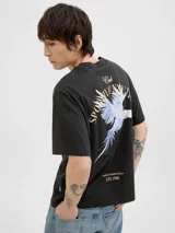 Remera negra de algodón con cuello redondo y manga corta. Estampado en la espalda con texto "Club Sportivo Nautico" y un dibujo de un ave.