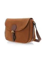 Cartera bandolera de gamuza marrón claro con solapa frontal, detalles de cuero liso más oscuro en los bordes y en el cierre de hebilla metálica dorada. Incluye correa ajustable de hombro.