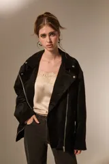 Chaqueta tipo biker de gamuza sintética color tostado, con cuello solapa, cierre frontal y diseño holgado.