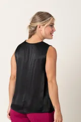 Blusa negra de satén con cuello en V y tablón delantero.