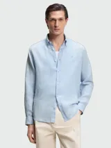 Camisa de lino de corte slim fit en color celeste, con cuello abotonado y mangas largas.