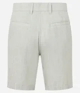 Bermuda masculina de corte slim, color rosado, confeccionada en tejido de lino con algodón. Cuenta con cintura fija con trabillas, bolsillos traseros y cierre delantero con botón y cremallera.
