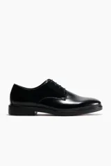 Zapatos Derby negros de cuero con cordones abiertos, forro de lona y suela con diseño. Taco de 2,9 cm.