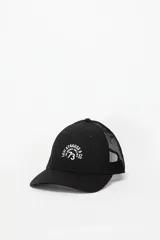 Gorra trucker Levi's de color negro con red trasera, visera curva y bordado frontal con logo de la marca en color blanco.