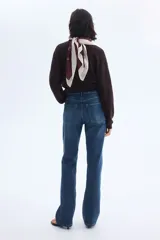 Jean de cinco bolsillos en denim de algodón con liviano stretch para una comodidad óptima, de corte ajustado en cintura y cadera, pierna bootcut y tiro alto con cierre y botón.