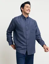 Camisa de manga larga con estampado de lunares pequeños, cuello abotonado y bolsillo en el pecho.