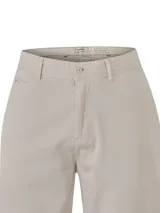 Pantalón de gabardina color beige, corte recto, con bolsillos laterales y traseros. Se ajusta a la cintura con botón y cierre.