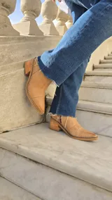 Botas cortas de cuero color blanco marfil con punta fina texturizada estilo reptil y taco cuadrado de madera de 6 cm.