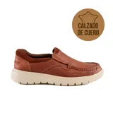 Zapato casual marrón de cuero, tipo mocasín, con suela de goma color crema.