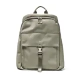 Mochila de diseño minimalista en color verde oliva, confeccionada en material textil suave. Cuenta con un compartimento principal con cierre de doble cremallera, un bolsillo frontal con solapa y cierre de hebilla tipo clip, y un asa superior reforzada.