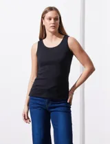 Musculosa negra de algodón, corte clásico con cuello redondo.