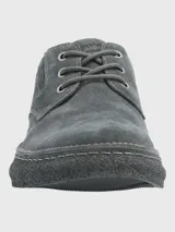 Sneaker de hombre confeccionado en descarne color gris, con cierre de cordones y suela de goma texturizada.