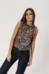 Chaleco sin mangas con estampado animal print en tonos acero y tostado, de corte en A y cuello redondo con volados.