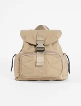 Mochila color beige con diseño acolchado en forma de ondas. Tiene un bolsillo frontal con cierre, correas ajustables y cierre con hebilla.