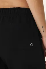 Pantalón de jogging negro con dos bolsillos laterales, un bolsillo trasero y logo BASSET 1992 bordado en blanco.