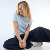 Camiseta de punto color celeste, de manga corta y cuello redondo, con diseño clásico y al cuerpo.
