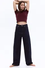 Remera corta de punto suave color bordó, con cuello redondo y mangas cortas.