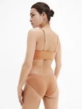 Bombacha clásica color piel de microfibra suave, talle medio, con cintura elástica y logo de Calvin Klein tonal.