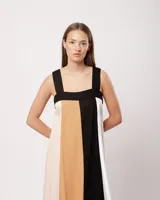 Vestido largo de lino color blanco, gris y amarillo, con breteles anchos, escote recto, elástico en la espalda y tajos laterales.