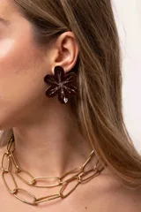 Aro en forma de flor de color marrón oscuro con acabado brillante y detalle de glitter en el centro.