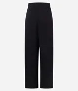 Pantalón de sastrería color negro, con cintura estructurada, pliegues delanteros, corte recto y cierre asimétrico.