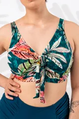 Top de bikini con estampado de hojas, con nudo central, breteles regulables y broche en la espalda.
