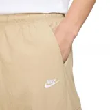 Pantalón cargo Nike de estilo deportivo, confeccionado en tejido ligero color beige. Presenta cintura elástica con cordón ajustable, bolsillos laterales tipo cargo y puños elásticos en los tobillos. Incluye el logo de la marca bordado en la parte superior.