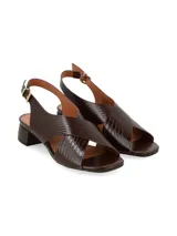 Sandalia de taco bajo color marrón chocolate con textura efecto reptil, diseño de tiras cruzadas en el empeine y tira ajustable al tobillo con hebilla metálica dorada.
