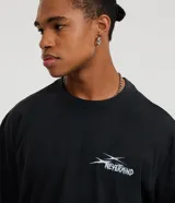 Remera de algodón con efecto desteñido, corte boxy, cuello redondo y manga corta. Presenta un estampado de lettering blanco en el pecho con el texto "Nevermind" y un diseño gráfico estilizado.