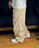 Pantalón de jean color beige, corte mega baggy.