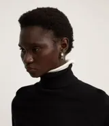 Blusa básica de punto marca Blue Steel, con cuello alto y manga larga. Confeccionada en tejido de punto recto con textura suave y cómoda.