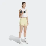 Musculosa deportiva Adidas Essentials Boxy de color blanco, sin mangas, con cuello redondo y corte holgado. Incorpora tecnología Climacool para la absorción del sudor y cuenta con el logo de la marca estampado en negro en el pecho.