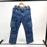 Pantalón jean azul de corte amplio con bolsillos cargo en los laterales.