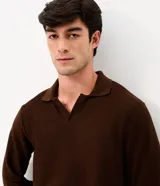 Remera de manga larga color marrón, confeccionada en tejido texturizado con cuello en V tipo polo. Presenta un diseño de calce confortable y acabado moderno.