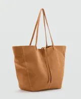 Bolso de piel bovina en color tostado, con diseño tipo duffel y correas dobles ajustables.