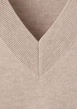 Jersey de punto color tostado, con escote en V pronunciado, mangas largas y diseño holgado.