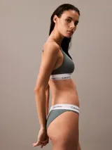 Brasier tipo triángulo con relleno, confeccionado en tejido de algodón modal. Presenta tirantes finos ajustables y una banda elástica inferior distintiva con el logo de la marca.