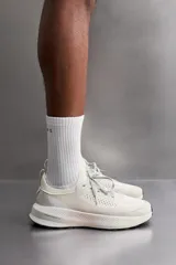 Zapatilla deportiva de correr color caqui, con capellada de tejido de punto transpirable y ajuste con cordones. Cuenta con refuerzos Shield Protect Max en puntera y talón, tirador trasero, plantilla OrthoLite® y entresuela Spume Foam V3.