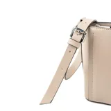 Bandolera de tamaño mediano en color taupe, confeccionada en material sintético con acabado liso. Presenta una correa larga ajustable con hebilla metálica y un aplique metálico cuadrado con el logo de la marca en el frente.