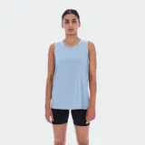 Musculosa deportiva celeste con logo Reebok estampado en el pecho.
