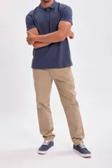 Pantalón tipo chino en color tostado, de corte recto y ajuste cómodo con elastano para mayor libertad de movimiento.