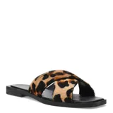Sandalias planas marca Bottero con tiras cruzadas en acabado de pelo con estampado animal print. Presentan una base negra con punta cuadrada y un pequeño detalle metálico con el logo de la marca en una de las tiras.