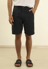 Bermuda de gabardina azul oscuro, corte recto, con bolsillos laterales y traseros.
