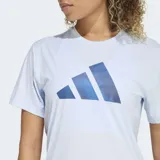 Remera deportiva Adidas de manga corta y cuello redondo, color celeste claro con logo de la marca estampado en el frente en tonos azules. Confeccionada con tecnología Climacool para absorción y secado rápido.